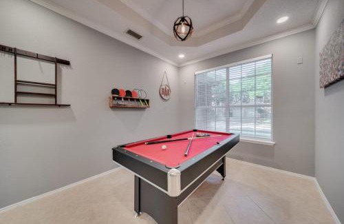 Grand Prairie Casa | Grand 6BR 2,5BA Holiday Home with Pool, Grill & Game Room