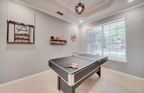 Grand Prairie Casa | Grand 6BR 2,5BA Holiday Home with Pool, Grill & Game Room