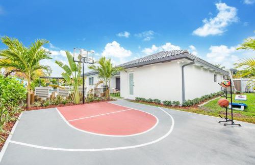 Richmond West Casa | Grand 6BR Escape Resort Pool, Beach & Mini Golf L09