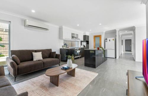 Heathwood Casa | Grand and Serene Family Stay with Alfresco Living