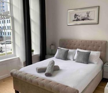 Barbican Apartamento | Grand Apartment on HOE/BARBICAN Allocated PARKING!