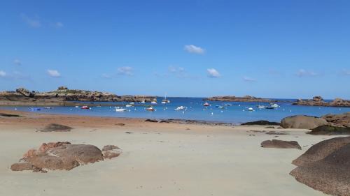 Tregastel Apartamento | Grand Appartement côte de granit rose plages et commerces à proximité