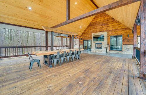 Broken Bow Casa | Grand Broken Bow Cabin with Hot Tub and Spacious Deck!