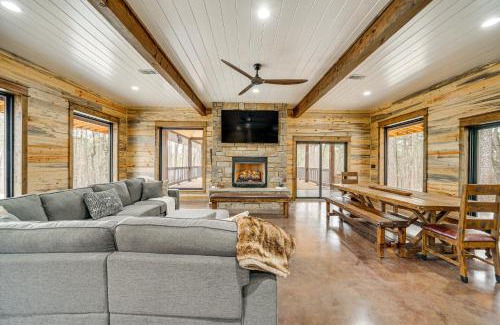 Broken Bow Casa | Grand Broken Bow Cabin with Hot Tub and Spacious Deck!