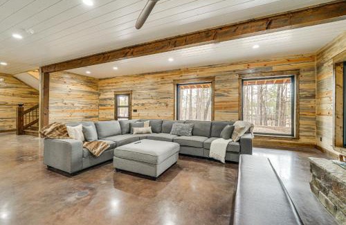 Broken Bow Casa | Grand Broken Bow Cabin with Hot Tub and Spacious Deck!
