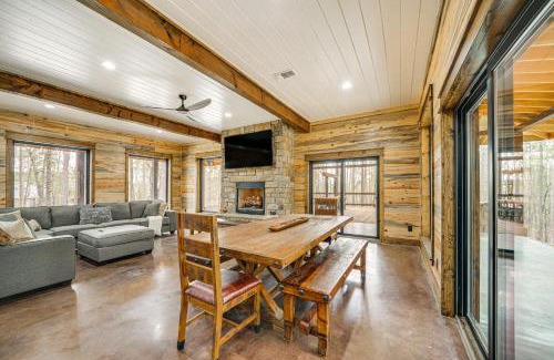 Broken Bow Casa | Grand Broken Bow Cabin with Hot Tub and Spacious Deck!