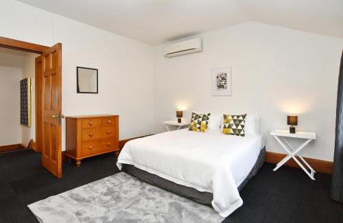 Christchurch City Centre Villa | Grand Heritage 5 BRMs CBD villa with carparks