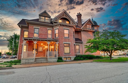 Springfield Casa | Grand Historic Retreat | 3BR Suite | Modern Comfort & Classic Charm