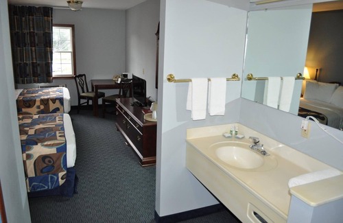 Put-in-Bay Hotel | Grand Islander Hotel