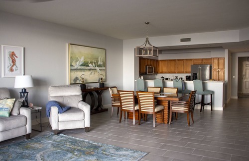 Burnt Store Marina Condominio | GRAND ISLES III, 5th Floor Condo w/ an AMAZING SUNSET VIEW in a Tropical Setting