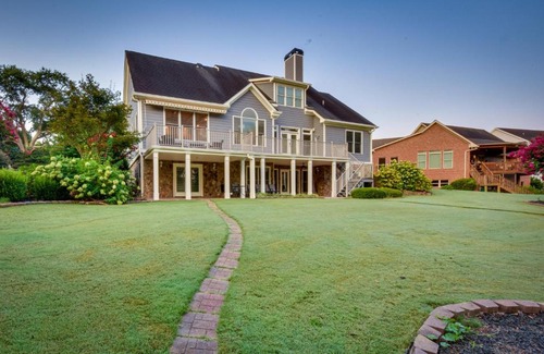 Hartwell Casa | Grand Lakefront Home in Hartwell with Game Room!