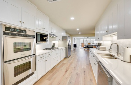 Lake Hamilton Cabaña | Grand Lakefront Home in Hot Springs w/ Boat Dock!