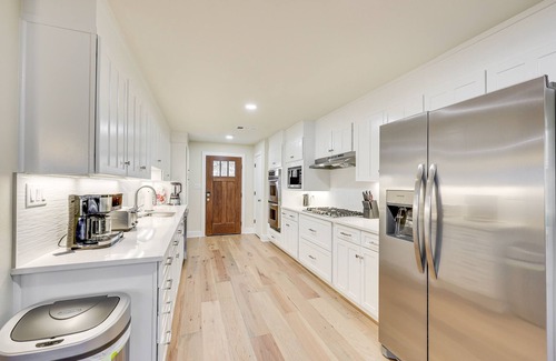 Lake Hamilton Cabaña | Grand Lakefront Home in Hot Springs w/ Boat Dock!