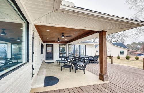 Lake Hamilton Cabaña | Grand Lakefront Home in Hot Springs w/ Boat Dock!