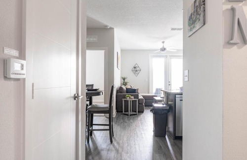 Deerwood Apartamento | GRAND LUX 2BD/2BA QUEEN STE by TOWN CENTER & BEACH