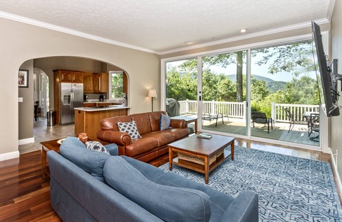 Hendersonville Casa | Grand Mountain Getaway near Dupont~Hendersonville, NC