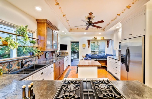 Loma Portal Casa | Grand Spanish Style 5BD w/ Huge 360 Rooftop Deck w/ Airport Views, AC, & Hot Tub!