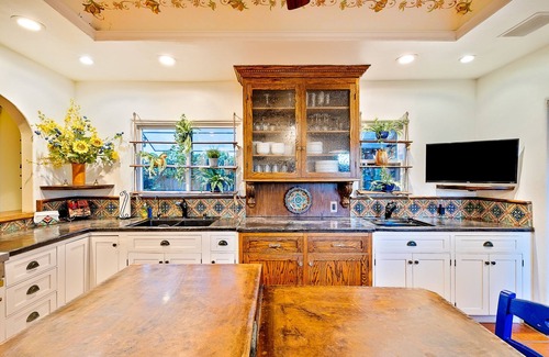 Loma Portal Casa | Grand Spanish Style 5BD w/ Huge 360 Rooftop Deck w/ Airport Views, AC, & Hot Tub!