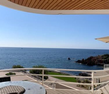 Le Trayas Apartamento | Grand studio terrasse vue mer pieds dans l'eau piscine