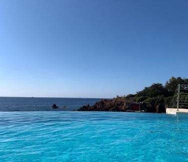 Le Trayas Apartamento | Grand studio terrasse vue mer pieds dans l'eau piscine