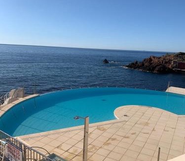 Le Trayas Apartamento | Grand studio terrasse vue mer pieds dans l'eau piscine