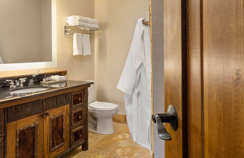 Rothschild Casa | Grand Suite With Access to Pool, Hot Tub, and Gym