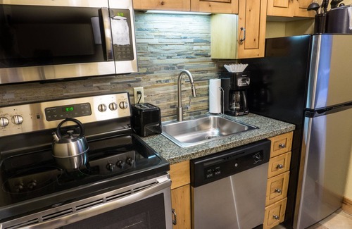 Park City Condominio | Grand Summit the Best Location in Canyons Village by RedAwning - Save 20% on 7+ Nights!