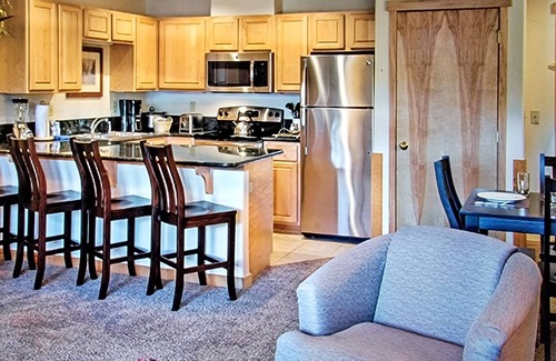 Four O'Clock Cabina | GRAND TIMBER LODGE 2 BR, 2 BA Sleeps 8. March 22-29, 2025