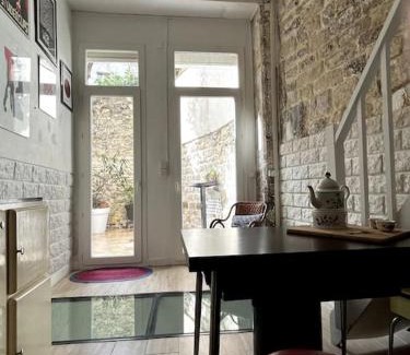 Quartier de la Chapelle Apartamento | Grand triplex calme avec cour privée