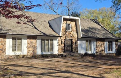 Ellendale Casa | Grand Tudor Mansion with Pool near Germantown