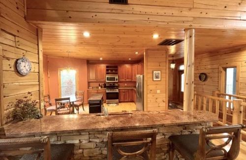 Tellico Plains Casa | Grand View Home with 360 Degree Mountain View