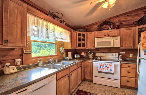 Maggie Valley Cabina | Vistas a la montaña, sala de estar espaciosa, cómoda! Primavera y verano disponibles. Reservar ahora