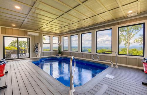 Sevierville Casa | Grand Vista Retreat by AvantStay Luxury Group Retreat w Indoor Pool, Arcade & 56-Mile Views