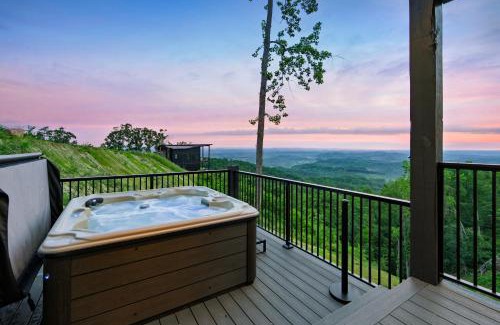 Sevierville Casa | Grand Vista Retreat by AvantStay Luxury Group Retreat w Indoor Pool, Arcade & 56-Mile Views