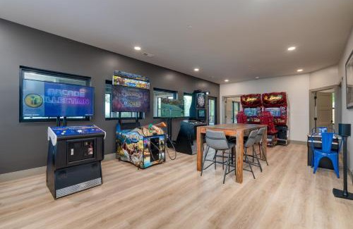 Sevierville Casa | Grand Vista Retreat by AvantStay Luxury Group Retreat w Indoor Pool, Arcade & 56-Mile Views