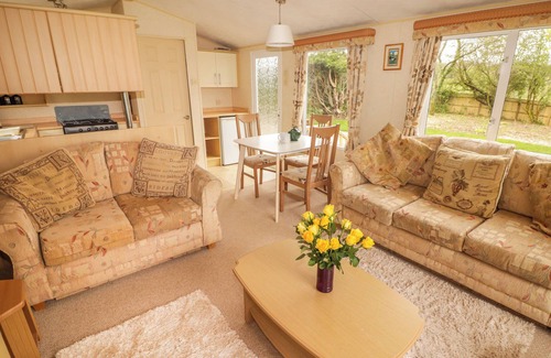 Pontypool Cabaña | GRANDADS SHACK, pet friendly, with a garden in Pontynewynydd