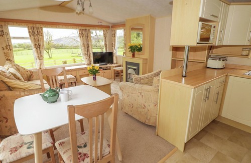 Pontypool Cabaña | GRANDADS SHACK, pet friendly, with a garden in Pontynewynydd