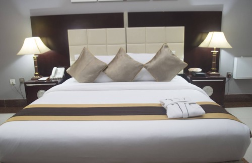 Ikeja Hotel | GrandBee Suites