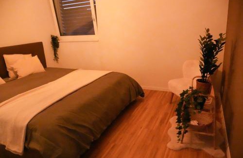 Remaufens Casa | Grande chambre avec salle de bain privé