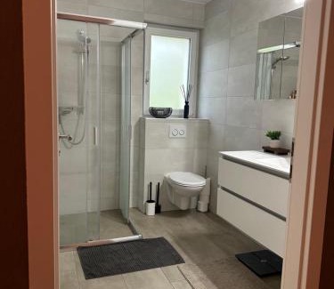 Remaufens Casa | Grande chambre avec salle de bain privé