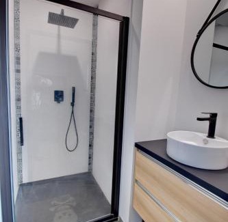 Bourg Pelousiere Casa | Grande chambre climatisée - Max 2 personnes - avec sanitaire complet privatif moderne proche Zénith-Atlantis