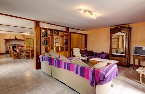 Lure Casa | Grande Maison Authentique avec Jardin Privé, Terrasse et VTT - Hébergement pour 15 Personnes - FR-1-496-109