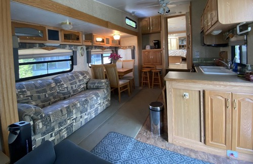 Mauricie Casa | Grande Roulotte Luxe Cardinal Devant le Fleuve St-laurent