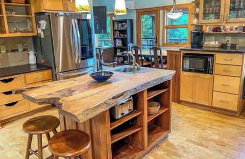 Warrensville Cabina | Mountain Mornings & Starry Nights - Your August Escape Awaits @ Grande Vue