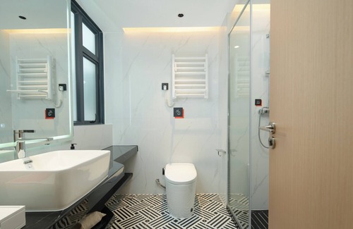 Tianhe Center Hotel | Grandee Rezen - TaiKoo Hui Plaza Shipaiqiao Metro Station