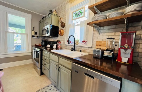 De Soto Casa | Grandma B’s House - Walk Downtown De Soto, KS