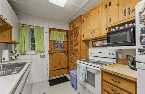 Lenox Dale Casa | Grandma's Cottage on The Bowl