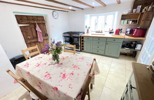 Uffculme Cabaña | Grandma's Cottage set in lovely Mid-Devon. Great for your summer time escape.
