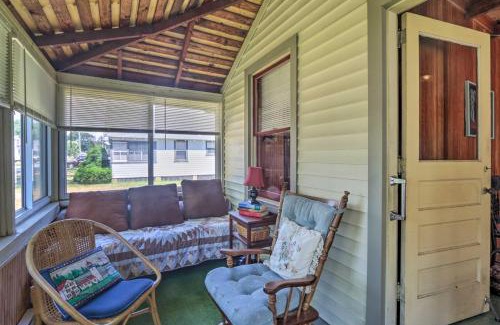 Saybrook Manor Casa | Grandmas Cottage with Sunroom Walk to Beach