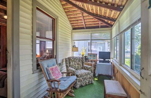 Saybrook Manor Casa | Grandmas Cottage with Sunroom Walk to Beach